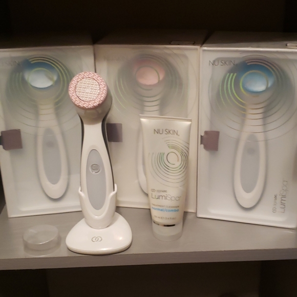 Facial device - Picture 3 of 3